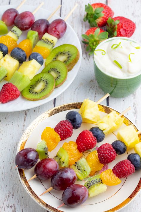 Sweet And Fruit Platter, Fruit And Vegetable Appetizers, Fruit Screwers, Fruit Kebabs Ideas Skewers, Fruit Kebabs Ideas, Fruit Skewers Ideas, Vegan Picnic Ideas, Potluck Brunch, Fruit Skewer