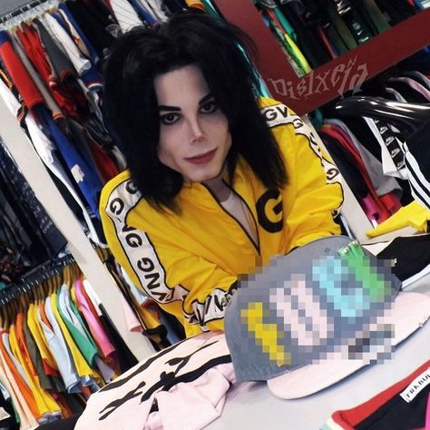 Man spends $30,000 to look like Michael Jackson Michael Jackson Impersonator, Young Michael Jackson, Rip Love, What The F, Demotivational Posters, Rage Comics, Cosmetic Procedures, Top Funny, King Of Pops