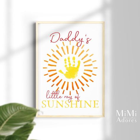 ☀️Daddy's little ray of Sunshine!☀️ Download, Print, then Stamp your little one's handprint to create a precious heartfelt gift for Daddy! Perfect to put into a photo frame as a gorgeous gift for Father's Day/Daddy's birthday! 🌿SIMPLE STEPS 1. Download and save 2. Print as many as you would like on your printer at home or at a local print shop 3. Stamp the little one's handprint to create gorgeous artwork, perfect as a precious keepsake to capture precious moment's in time Sunshine Handprint, Mummy Diy, Baby Art Activities, Handprint Printable, Baby Handprint Art, Fathers Day Craft, Birthday Craft, Footprint Keepsake, Handprint Gifts