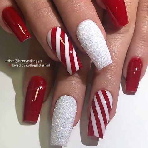 TheGlitterNail 🎀 Get inspired! on Instagram: “🎀🎅⛄ Red, Candy Cane Pattern and White Glitter-Dust on Coffin Nails 👌 • 💅 Nail Artist: @henrynails1990 💝 Follow him for more gorgeous nail…” Christmas Candy Cane Nails, Nail Christmas, Candy Cane Nails, December Nails, Red Christmas Nails, Winter Nails Acrylic, Christmas Gel Nails, Glitter Dust, Nail Candy