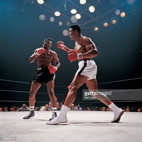 Ali - Patterson (11-22-65) Floyd Patterson, Muhammad Ali Boxing, Boxing Images, Muhammed Ali, Boxing Posters, Boxing History, Mohammed Ali, Boxing Champions, Combat Sport