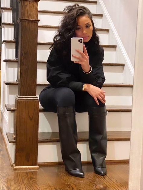 Sharkboots Outfit Ideas, Long Black Gloves Outfits, Boot Outfit Women, Fall Outfits Baddie, Shark Boots, Youtube Influencer, Youtube Creator, Givenchy Shark, Givenchy Boots