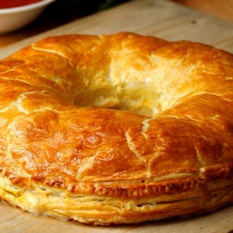 Behold!! A round wellington! Why hasn't this been attempted before, you ask? I'll tell you why. Few are as ambitious as the Twisted cooks. Such wonderful creativity. I love pastry. - Meatball Wellington Ring Meatball Wellington, Meatloaf Wellington, Meat Meals, Superbowl Appetizers, Meals Ideas, Recipes Beef, Roll Recipes, Italian Appetizers, Crescent Roll