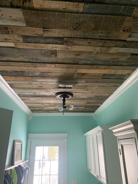 Barnwood Ceiling Ideas, Rustic Basement Ceiling, Wood Board Ceiling, Wood Basement, Low Ceiling Ideas Bedroom, Scrap Wood Ceiling Ideas, Pallet Ceiling Ideas, Reclaimed Wood Ceiling Ideas, Barnwood Ceiling Kitchen