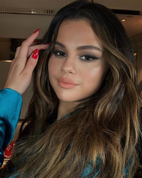 Selena Gomez's Smokey Eye and More of This Week's Best Beauty Looks on Instagram Photos | W Magazine Selena Aesthetic, Selena Gomez Fan, Winter Hair Trends, Selena Selena, Selena Gomez Makeup, Selena Gomez With Fans, Selena Gomez Hair, Look At Her Now, Selena Gomez Cute