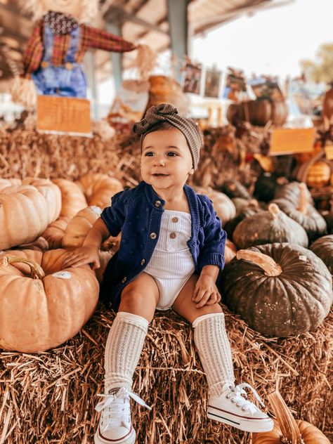 Pumkin Patch Pictures, Baby Girl Style, Pumpkin Patch Pictures, Patch Outfit, Pumpkin Patch Outfit, Foto Baby, Baby In Pumpkin, Fall Baby, Baby Ideas