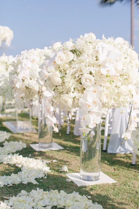 Modern Outside Wedding Ceremony, Modern White Wedding Decor, Classic White Wedding Decor, All White Outdoor Wedding, All White Beach Wedding, White Wedding Decor Elegant, White Wedding Outdoor, Modern White Wedding, Elegant Wedding Ceremony