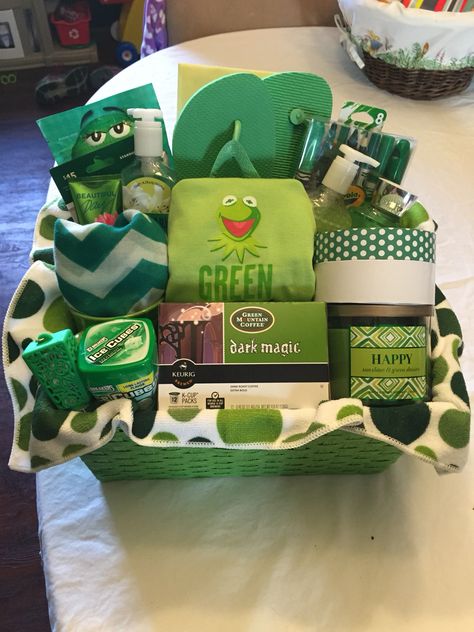 Green basket Green Burr Basket Ideas, Green Birthday Basket Ideas, Green Birthday Gift Baskets, Green Gift Basket Ideas, Green Themed Gift Baskets, Theme Baskets, Burr Basket, City Party, Big Little Basket