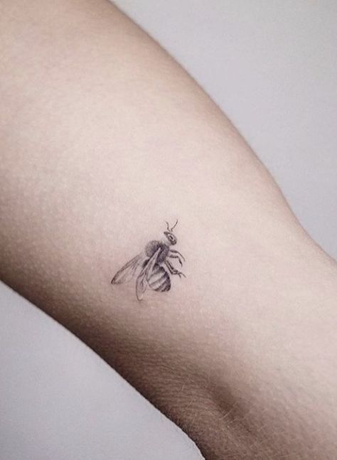 Bee Tattoo Realistic, Line Bee Tattoo, Realistic Bee Tattoo, Fine Line Bee Tattoo, Tattoo Bee, Bumble Bee Tattoo, Fine Line Tattoo, B Tattoo, Line Tattoo