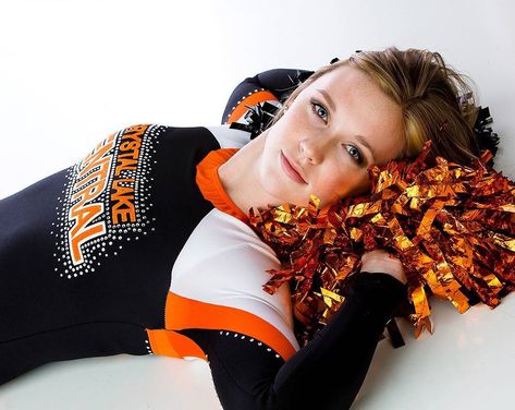 Indoor Cheer Pictures, Cheer Pics, Cheer Picture Poses, Studio Photos, Cheer Pictures, Senior Poses, Sports Pictures, Senior Portrait, Bridal Shower Decorations