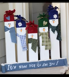 super cute snowmen out of 2x4s (Could I use this idea to make snowmen out of my white vinyl porch? Hmmm...) Diy Schneemann, Pallet Christmas, Fun Christmas Decorations, Pallet Crafts, Bee Crafts, Snowman Crafts, Pallet Ideas, Diy Pallet Projects, Noel Christmas