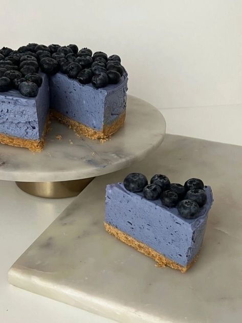 Blue Cake Aesthetic, Aesthetic Pastries, Blueberry Party, Blue Cheesecake, Easy Cake Decorating Ideas, Desert Food, Wallpaper Food, 귀여운 음식 그림, Blue Desserts