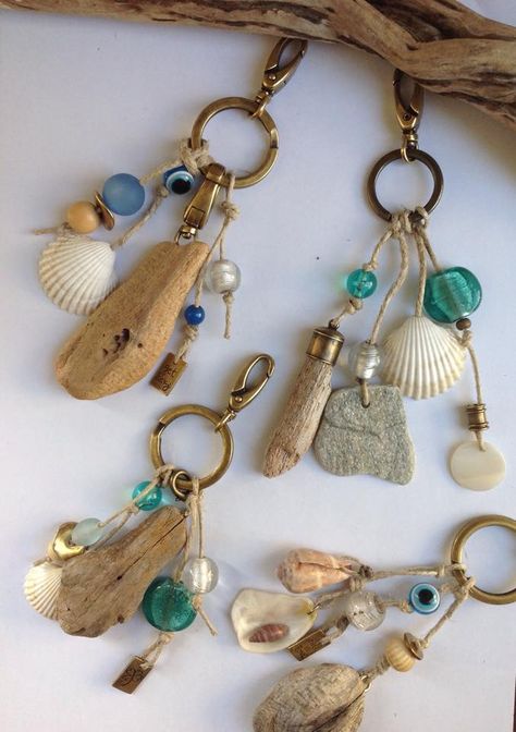 Keychains Tassen Hanger, Beach Inspired Decor, Art Coquillage, Garden Houses, Driftwood Jewelry, Sac Diy, Beach Finds, Shell Crafts Diy, Storage Sheds