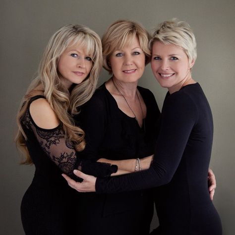 Generation Pictures, Mother Daughter Poses, Generations Photography, Beauty Fotografie, Fashion Fotografie, Mother Daughter Pictures, Mother Daughter Photos, Generation Photo, Sister Poses