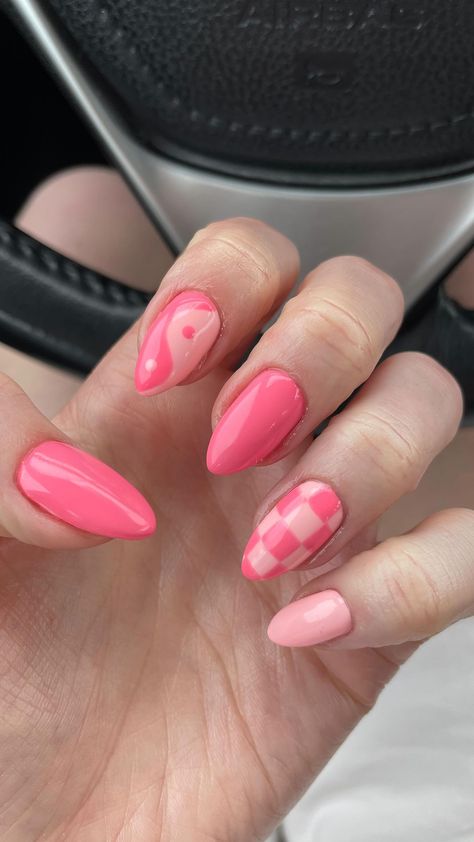 Pink White Checkered Nails, Pink Checkered Nail Designs, Pink Checkerboard Nails, Spring Checkered Nails, Nail Ideas Checkered, Designs On Pink Nails, How To Do Checkered Nails, Checker Nail Designs, Pink Nails With Designs