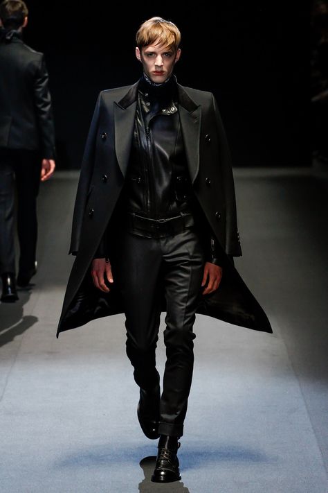 See the complete Gucci Fall 2013 Menswear collection. Gucci Menswear, Black Suit, Fashion Night, Dark Fashion, Vogue Paris, Black Outfit, Look Cool, Gothic Fashion, Milan Fashion Week