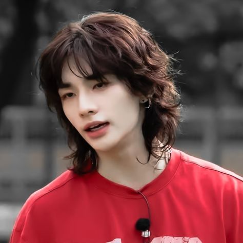 Hyunjin Skz Long Hair, Cute Male Hairstyles, Hyunjin Curly Hair, Hyunjin Haircut, Hyunjin Hair, Hyunjin Long Hair, Kpop Industry, Ulzzang Hair, Straykids Hyunjin Photoshoot