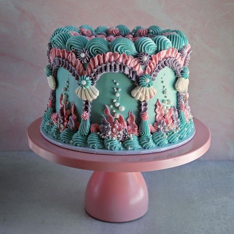 Are mermaids off topic yet? Regardless here’s a frilly mermaid themed lambeth cake for you. 🐚 Inside was funfetti cake with vanilla… | Instagram Lambeth Cakes, Goth Cakes, Lambeth Cake, Cottagecore Recipes, Bolo Vintage, Fake Cakes, Birthday Cake Decorating Ideas, Vintage Birthday Cakes, Vintage Cakes