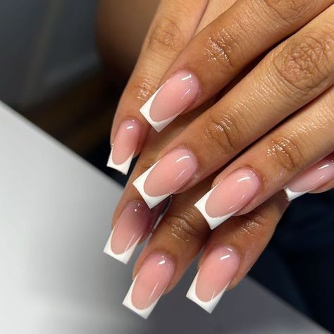 White Tips Nails Acrylic, White Tipped Acrylic Nails, Plain Nails French Tip, French Outline Nails Square, White French Tip Styles, Short Acrylic Nails French Tip White, White French Tips Designs, Natural Acrylic Nails French Tips, French Tip Acrylics Square