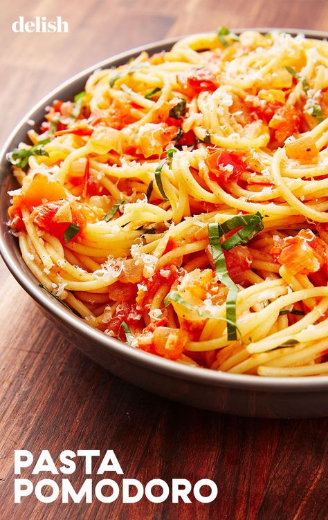 Pasta Pomodoro Lets You Skip The Jar Of MarinaraDelish Chicken Pomodoro Pasta, Easy Summer Pasta Recipes, Chicken Pomodoro Recipes, Pasta Pomodoro Recipe, Fast And Easy Dinner, Pomodoro Recipe, Light Pasta Dishes, Pasta Pomodoro, Pasta Cake