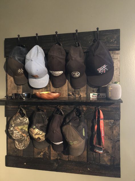 Hat rack made from pallets Pallet Hat Rack Diy, Rustic Hat Rack Diy, Hat Racks Diy, Hat Rack Ideas Men, Hat Racks Ideas, Diy Hat Rack For Men Baseball Caps, Wall Hat Rack Ideas, Pallet Hat Rack, Diy Hat Rack For Men