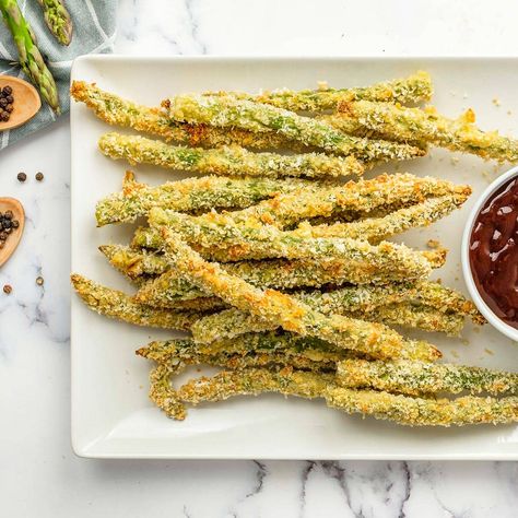 Asparagus Fries are Panko and Parmesan crusted asparagus spears that are breaded and baked until crispy and golden brown for an addictive, healthy side dish or snack! Parmesan Crusted Asparagus, Beef Enchilada Dip, Food Sides, Recipes Vegetables, Easter Side Dishes, Marinated Tomatoes, Asparagus Fries, Tomato Salad Recipes, Popular Appetizers