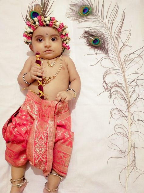 Krishna Photoshoot, Krishna Baby, Monthly Photoshoot, Baby Photo Shoot Ideas, Diy Newborn Photography, Mother Baby Photography, 4 Month Baby, Baby Milestones Pictures, Newborn Photography Boy