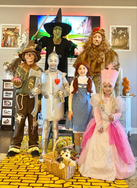 Wizard of Oz family costume idea awesome 6 people Dorothy tin man scarecrow lion witch Family Of 7 Costume Ideas, Halloween Costume Ideas For Family Of 6, 6 Family Halloween Costumes, Wicked Family Costume, Family Halloween Costumes 6 People, Wizards Of Oz Family Costume, Family 6 Halloween Costumes, Group Halloween Costumes Mixed Gender, 3 People Halloween Costumes Family