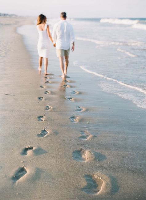 Couples Beach Wedding Pictures, Engagement Couple Poses Beach, Wedding Couple Beach Photos, Photoshoot On Beach Couple, Beach Couple Poses Photography, Beach Photography For Couples, Pre Wedding At Beach, Beach Prenup Shoot, Couple Photoshoot In Beach