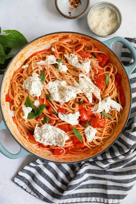 Pasta with Tomatoes and Mozzarella (Caprese Pasta) - My Therapist Cooks Caprese Pasta Recipe, Mozzarella Caprese, Pasta With Tomatoes, Tomatoes And Mozzarella, Mozzarella Pasta, Caprese Pasta, Mozzarella Recipes, Fresh Tomato Sauce, Low Carb Meal Prep