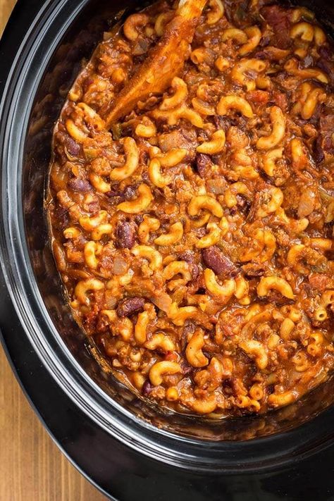 Slow Cooker Chili Mac Crockpot Chili Mac, Chili Mac Crockpot, Slow Cooker Chili Mac, Ground Beef Crockpot Recipes, Simply Happy Foodie, Chili Mac Recipe, Slow Cooker Pasta Recipes, Chili Mac And Cheese, Chili Recipe Crockpot