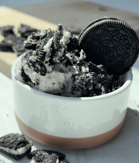 Cookies and Cream Protein Cottage Cheese Ice Cream - Fit Foodie Finds Apocalypse Meals, Cookies And Cream Protein, Cottage Cheese Ice Cream, No Bake Chocolate Desserts, Protein Ice Cream Recipe, Cottage Cheese Desserts, Cheese Ice Cream, Queso Cottage, Blackberry Cheesecake