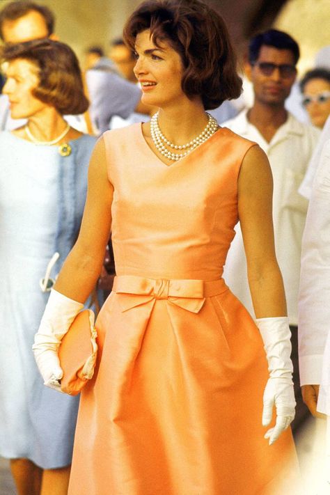 Jackie Kennedy best style moments | Tatler Jacqueline Onassis, Jackie O Style, Jackie Onassis, Jackie O, Natalie Portman, 1960s Fashion, Moda Vintage, 60s Fashion, White Gloves