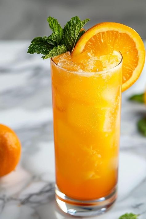 This orange crush cocktail is so light and refreshing! The blend of orange vodka, triple sec, orange juice, and lemon-lime soda is just too good! Orange Themed Cocktails, Orange Soda Cocktail, Orange Vodka Cocktails, Orange Crush Drink, Orange Crush Cocktail, Orange Juice Cocktails, Vodka Orange, Orange Juice And Vodka, Orange Punch