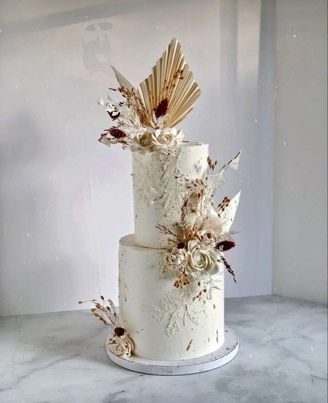 2-tiered white boho wedding cake with gold cake topper and boho florals Boho Wedding Cake Designs, Pampas Wedding Cake, Boho Wedding Cake Bohemian Style, Boho Cake Design, Pampas Grass Wedding Cake, Boho Wedding Cake Ideas, Birthday Cake 3 Tier, Neutral Wedding Cake, Boho Chic Cake