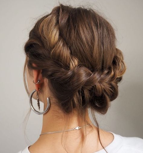 Braided Hairdo Wedding, Bridesmaid Hair French Braid, Braided Crown Hairstyles Short Hair, Braid Hairstyle For Medium Hair, Short Hair Braid Crown, Braided Hairstyles Crown, Braided Crown Short Hair, Summer Bride Hair, Wedding Hairstyles For Bride Short Hair