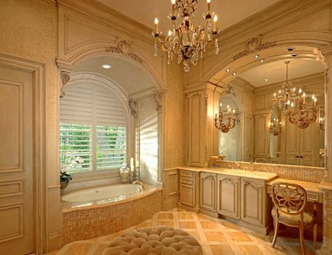 Country French Bathroom, French Bathroom Design, Queen Bathroom, Glam Bathrooms, Jacuzzi Ideas, French Bathroom Decor, Romantic Bathrooms, Luxe Magazine, Fancy Bathroom