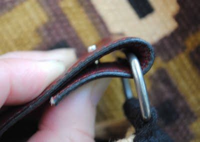 tutorial from Zakka Life for turning a thrifted leather belt into a bag handle Diy Purse Strap, Diy Bag Strap, Diy Belts, Diy Handbag, Purse Handles, Diy Purse, Belt Purse, Leather Projects, Purse Strap