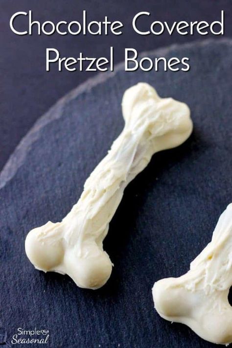 Pretzel Bones, Halloween Food Ideas For Parties, Food Ideas For Parties, Halloween Pretzels, Ideas For Parties, Creepy Halloween Food, Halloween Food Ideas, Chocolate Covered Pretzel, Halloween Party Appetizers