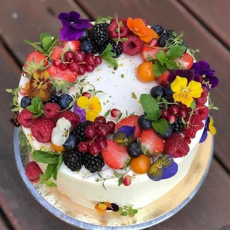 Berry Wedding Cake, Fruit Birthday Cake, Fruit Wedding Cake, Edible Flowers Cake, Flower Cake Decorations, Berry Wedding, Fruity Cake, Berry Cake, Pretty Dessert