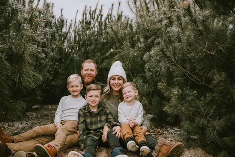 Holiday Outfits Family Photos, Diy Family Christmas Photos Outside, Christmas Forest Photoshoot, Pine Tree Photoshoot, Family Of 5 Christmas Pictures, Outdoor Christmas Family Photos, Christmas Tree Farm Photo Shoot Family, Christmas Tree Farm Family Photos Outfit, Christmas Tree Lot Photoshoot