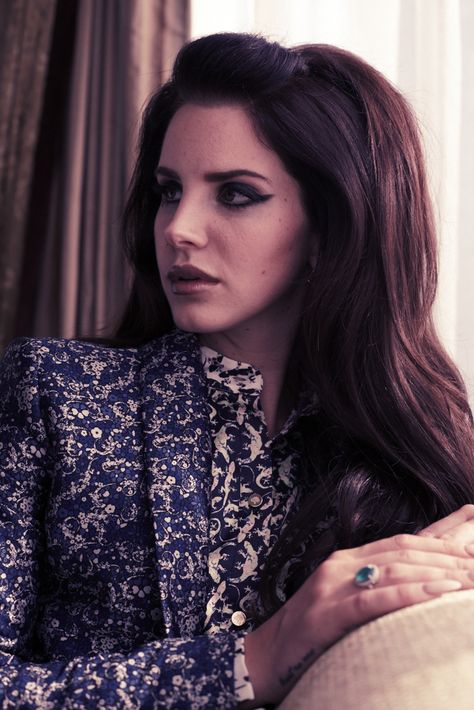 Lana Del Rey Engagement Ring, White Pantsuit, Smaragd Ring, Elizabeth Grant, Mother Mother, Vogue China, Lana Del Ray, Auburn Hair, Vogue Magazine