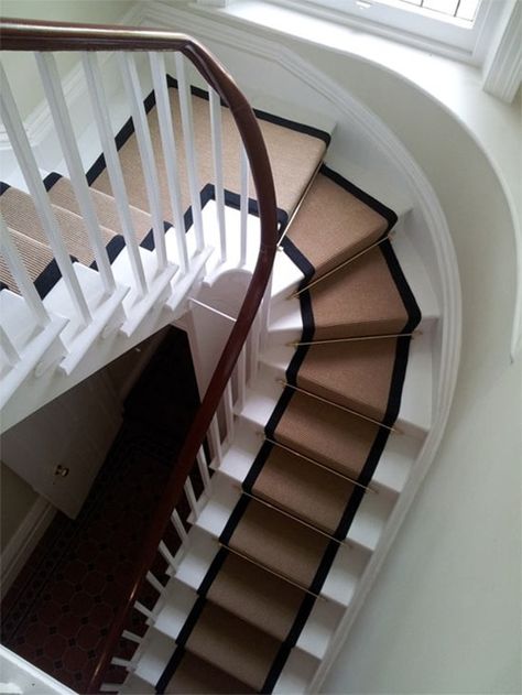 Stair runner Sisal Stair Runner, Patterned Stair Carpet, Round Stairs, Carpet Staircase, White Stairs, Staircase Runner, Stair Ideas, Stairs Landing, Hallway Carpet Runners