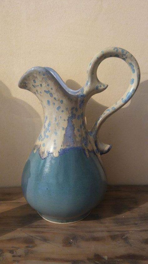 Ceramic Pitcher Ideas, Ceramic Pitchers Ideas Handmade Pottery, Ap Ceramics, Ceramic Jugs Pottery, Pottery Handles, Handmade Pottery Jugs, Pottery Carving, Pitcher Plant Ceramic, Ceramic Pottery Pitchers & Carafes