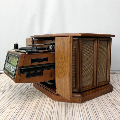 Vintage Mid Century Modern Magnavox Entertainment Center /Accent Table. Circa 1960s.   Features a mid century Hollywood Regency Walnut Cabinet / Accent Table with doors an d a pull out radio/ record player console.  The table has a textured slate top to be used as a food and beverage service surface.   A perfect conversation piece that will complement any Mid Century Deco.    In an excellent cosmetic condition with an exceptional sound quality. The Record Player works and The Radio works, but I Vintage Record Player Cabinet, Vintage Stereo Cabinet, Audio Console, Victrola Record Player, Vintage Stereo Console, Hifi Room, Modern Speakers, Hifi Furniture, Turntable Vintage