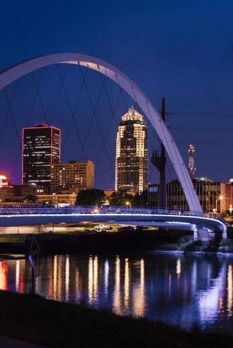 Visiting the state capitol, the Iowa State Fair and a world-class sculpture park are just a few of the things to do in Des Moines. Check out our guide for what to do, where to eat and where to stay in Iowa's capital. Iowa City Aesthetic, Iowa Aesthetic, Iowa Travel, Iowa State Fair, Midwest Living, Honeymoon Ideas, Des Moines Iowa, States In America, Iowa City