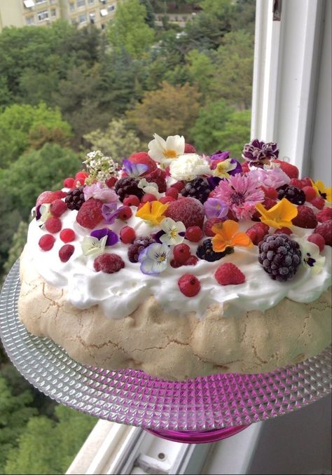 Strawberry Pavlova Cake, Pavlova With Flowers, Pavlova Wedding Cake, Berry Cake Aesthetic, Pretty Pavlova, Pavlova Cake Decoration, Pavlova Birthday Cake, Wedding Pavlova, Pavlova Decoration