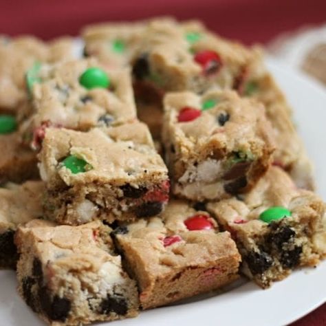 Christmas M&M Cookie Bars Mm Cookie Bars, Cake Natal, Christmas Bars, Christmas Cookie Bars, Pretzel Cookies, Xmas Baking, Delicious Christmas Cookies, Holiday Chocolate, Sugar Cookie Bars