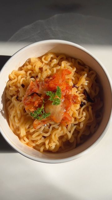 Korean Instant Noodles, Kimchi Ramen, Ramen Hacks, Korean Noodles, Noodles Lover, Guilt Free Snacks, Ramen Recipes, Sriracha Sauce, Chili Oil