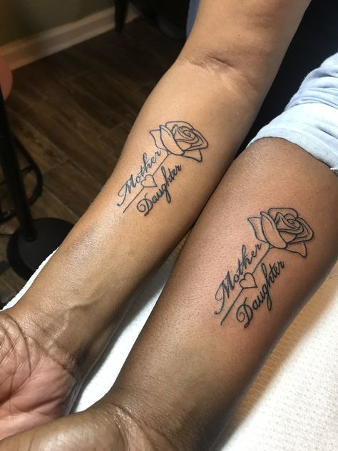 Mommy Daughter Tattoos, Mom Daughter Tattoos, Romantic Tattoo, Hand Tattoos For Girls, Cute Hand Tattoos, Mommy Tattoos, Mother Tattoos, Inspiration Tattoos, Tattoos Geometric